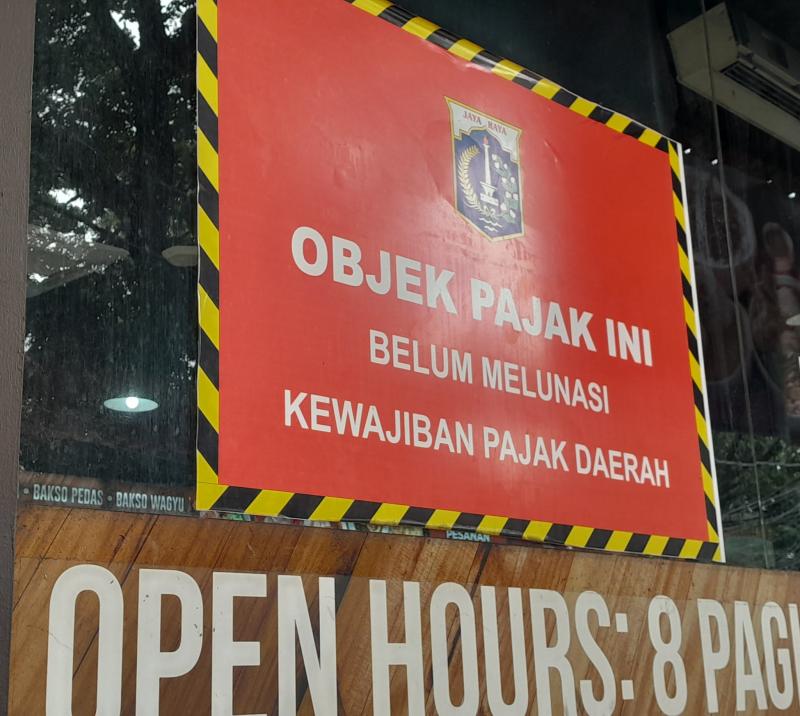 Tak Lunasi Pajak Pemkab Tempel Stiker Peringatan Di Papan Reklame