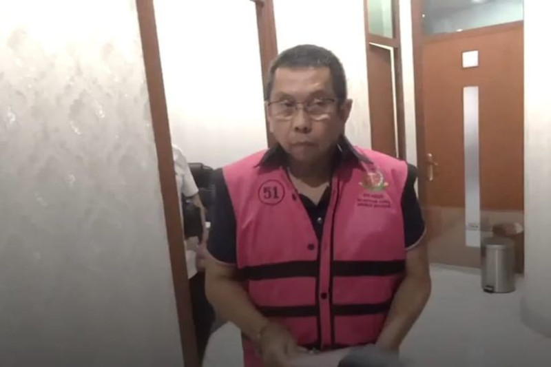 Dirut Waskita Karya Destiawan Soewardjono mengenakan baju tahanan Kejagung pada Jumat, 28 April 2023 (Foto: tangkapan layar video Kejaksaan Agung)