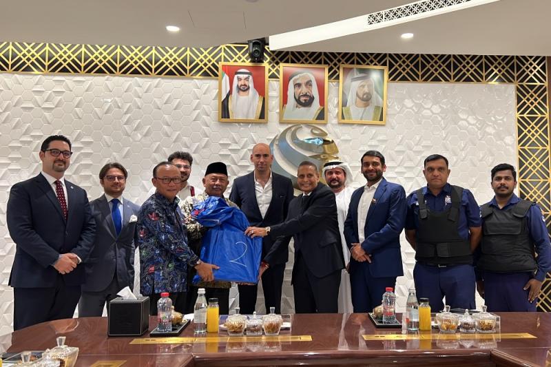 Serah terima perhiasan emas tersebut dilakukan oleh Dubes RI untuk UAE Husin Bagis, selaku perwakilan Indonesia, kepada pembeli diwakili oleh Bafleh Jewellery. - Foto Kemenlu