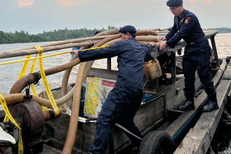 KP. Hiu 01 langsung melakukan penghentian terhadap ketiga kapal dan dikawal ke Pelabuhan Tempat Pelelangan Ikan (TPI) Dumai untuk menjalani pemeriksaan lebih lanjut. - KKP