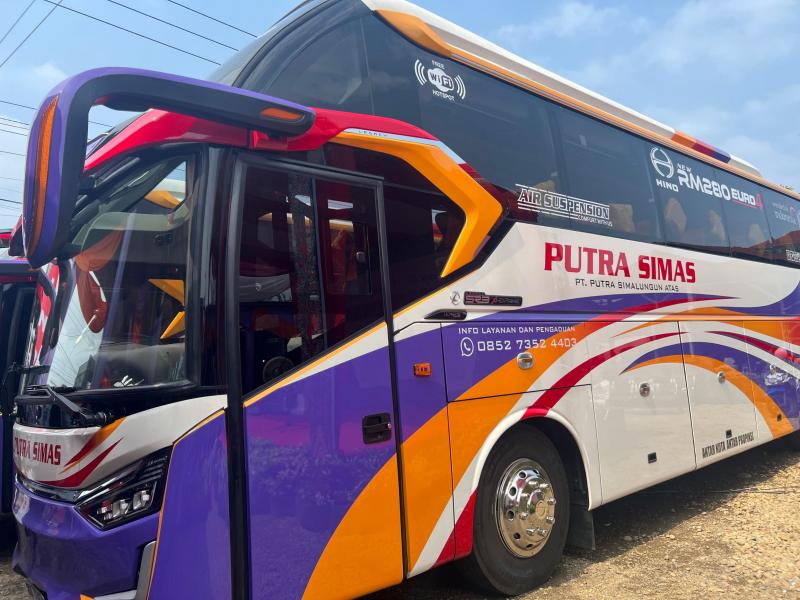 Armada terbaru PT Putra Simalungun Atas (PO Putra Simas). - Foto Hino