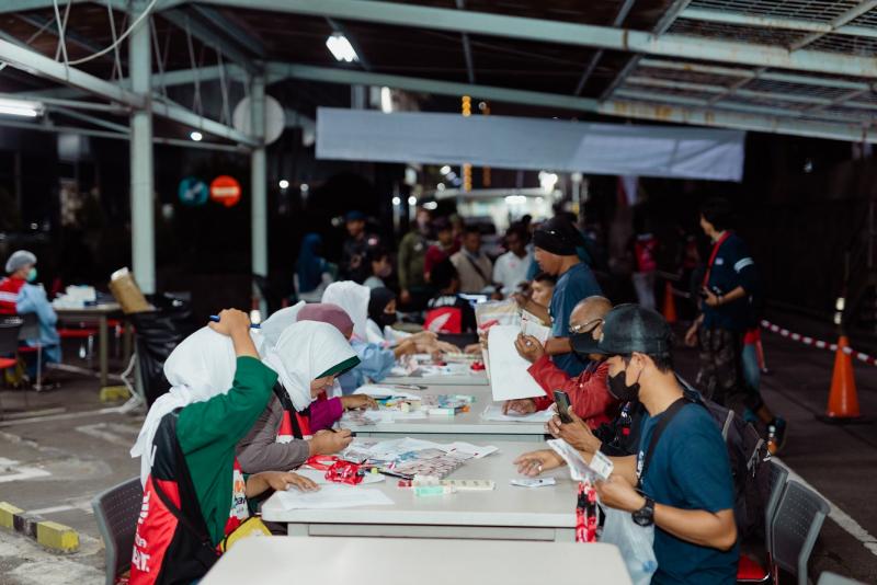 Untuk memastikan kenyamanan pemudik selama perjalanan jauh, tahun ini AHM menyediakan fasilitas bus dan truk untuk mengangkut sepeda motor peserta MBBH. - Foto AHM